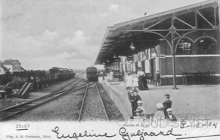 Station Zeist-1904-001.jpg - Station N.C.S. Zeist. Aan het eind van de Slotlaan lag het station van de Nederlandsche Centraal Spoorweg Maatschappij voor de verbinding met Utrecht. Per dag reden er 30 treinen op dit traject. Opname van 1902